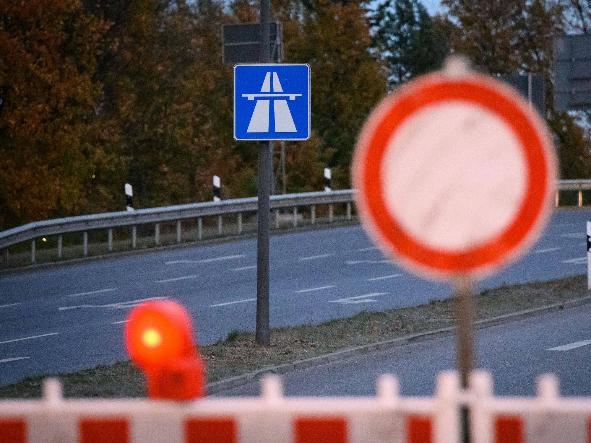 Schilder und Baken stehen während einer Sperrung an einer Autobahn-Anschlussstelle.