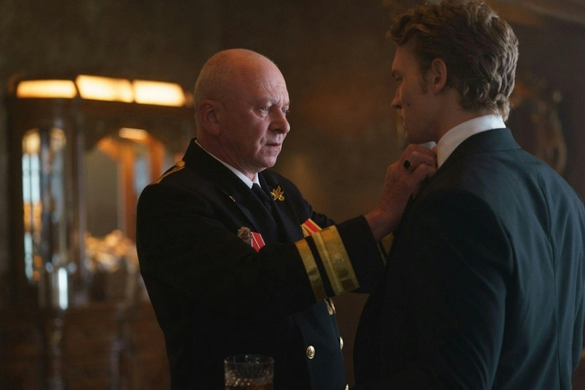 In Russland wird Ilya(Connor Storrie, links)von seinem Vater (Yaroslav Poverlo) unter Druck gesetzt (Bild: Sabrina Lantos/HBO Max )