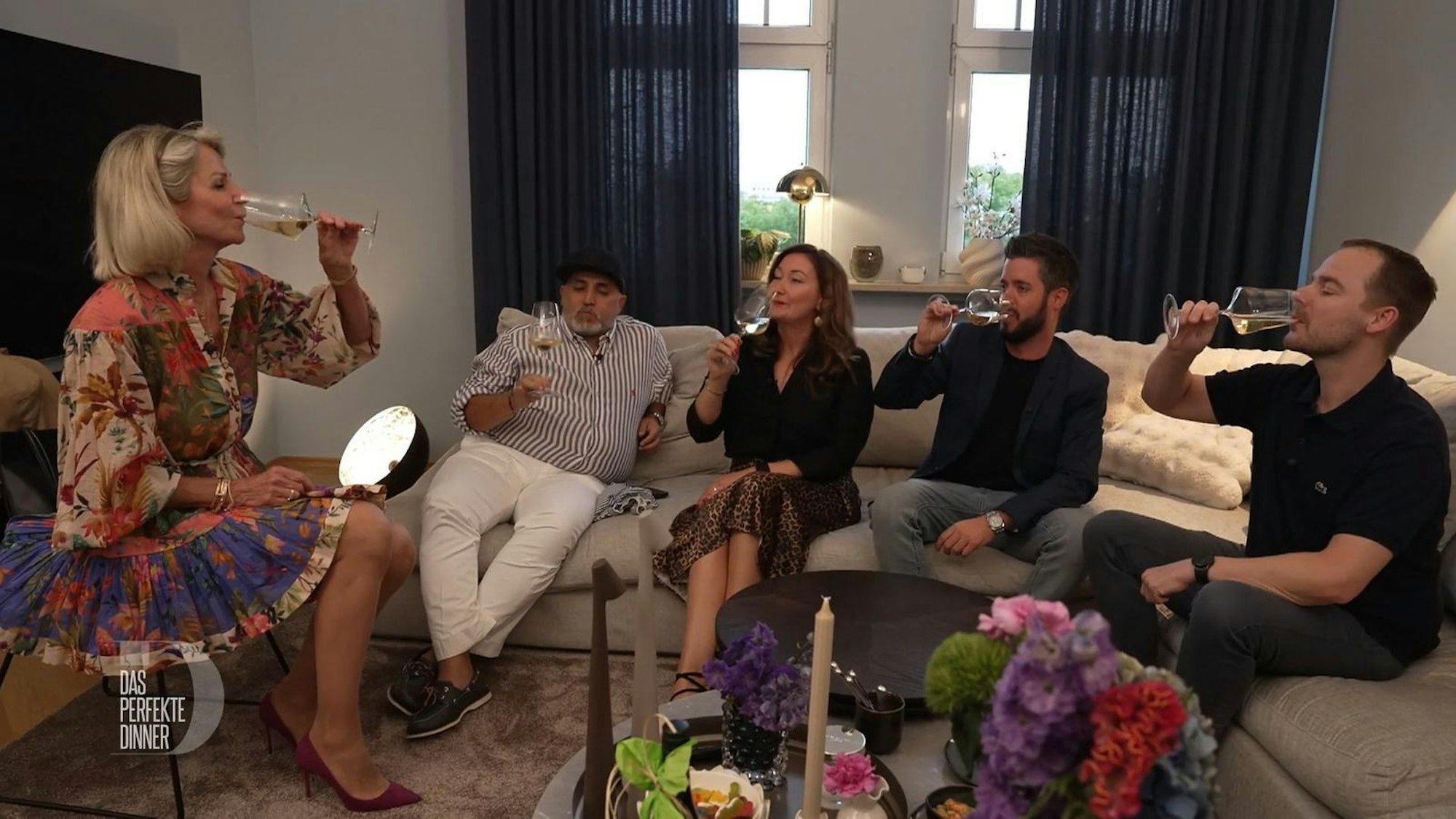 Martina begrüßt (von links) Musti, Elena, Kevin und Richi mit einem englischen Schaumwein.
(Bild: RTL)