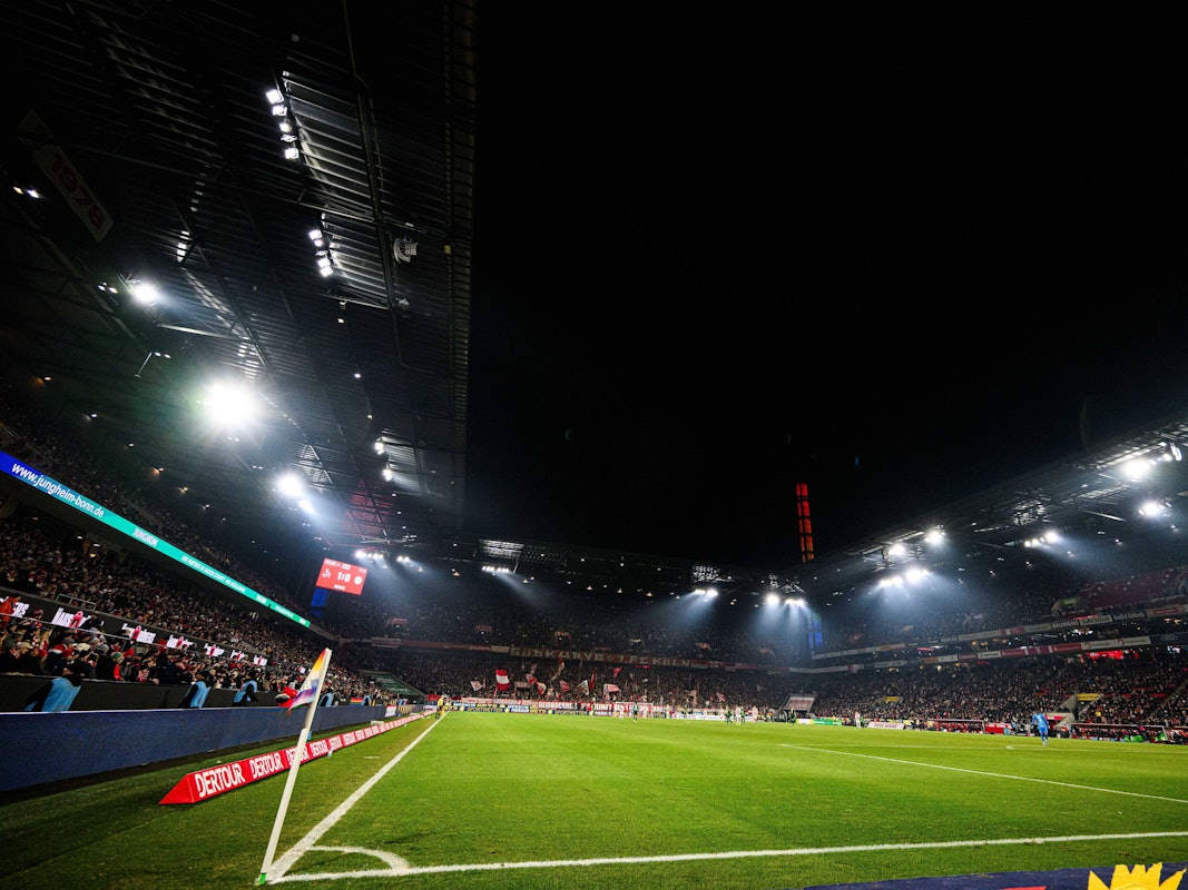 Blick ins Rhein-Energie-Stadion: Der Heiratsantrag beim Heimspiel des 1. FC Köln gegen den VfL Wolfsburg hat ein unbequemes Nachspiel für den Antragssteller