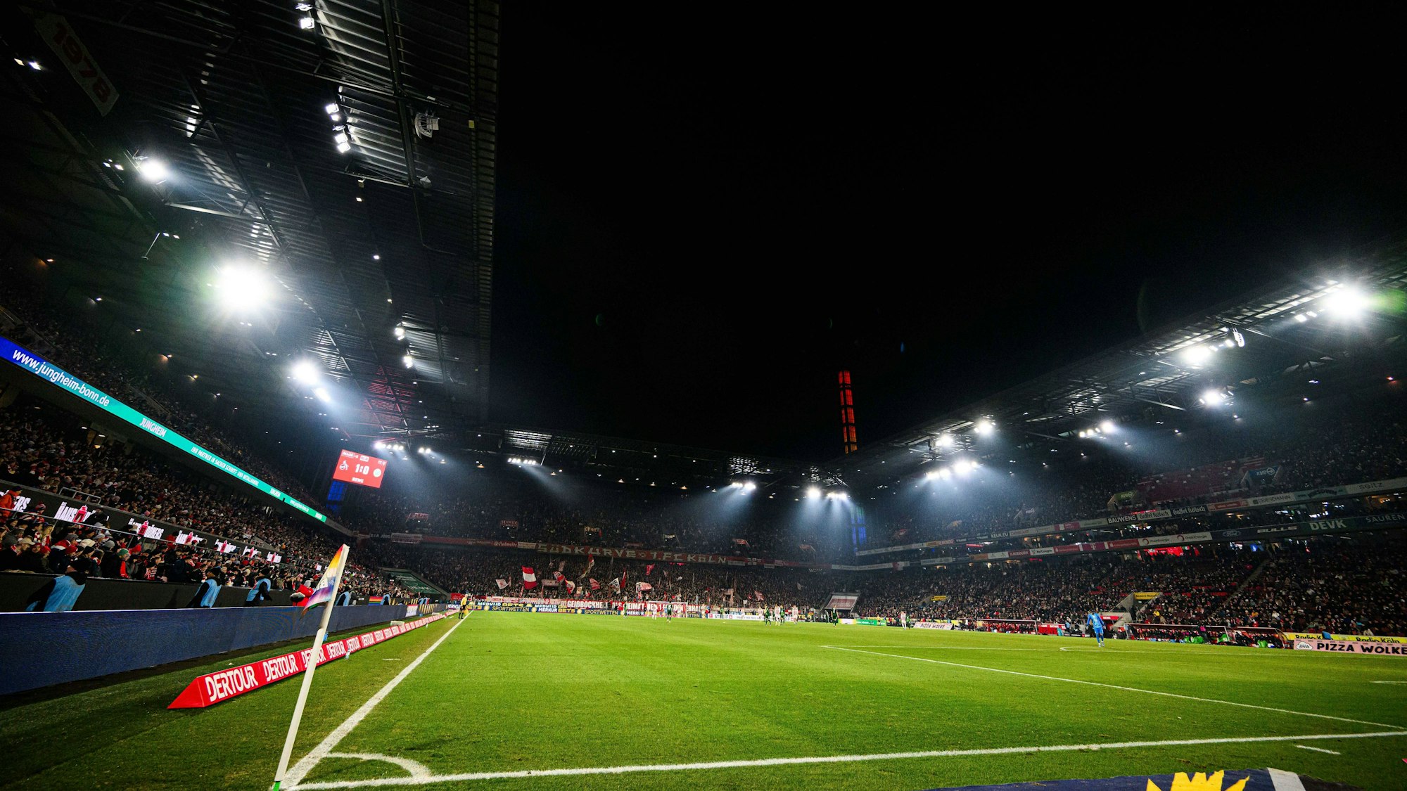 Blick ins Rhein-Energie-Stadion: Der Heiratsantrag beim Heimspiel des 1. FC Köln gegen den VfL Wolfsburg hat ein unbequemes Nachspiel für den Antragssteller