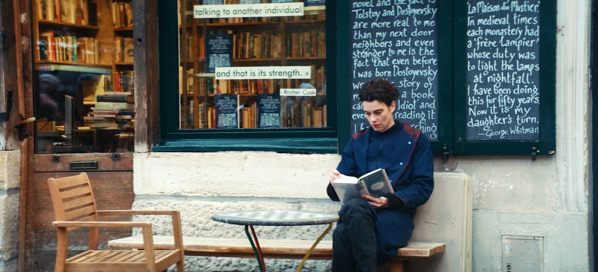 Agathe (Camille Rutherford) liebt Bücher - und vor allem die von Jane Austen. (Bild: WVG/splendid film)
