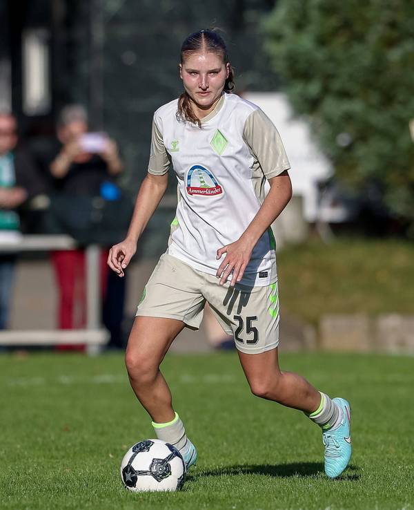 Lina Szaraz, im Trikot von Werder Bremen, läuft mit dem Ball am Fuß über das Spielfeld.