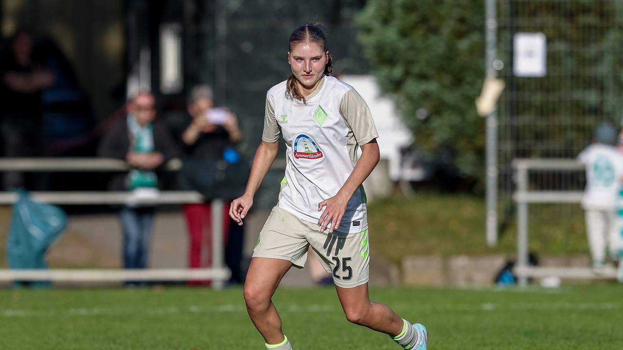 Lina Szaraz, im Trikot von Werder Bremen, läuft mit dem Ball am Fuß über das Spielfeld.