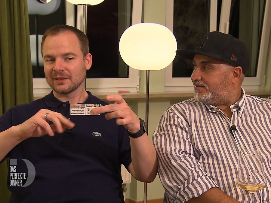 Bei „Wetten, dass ..?“ erkannte Richi (links) vor 25 Jahren durch Schütteln, wie viele Zigaretten noch in der Schachtel waren.
(Bild: RTL)