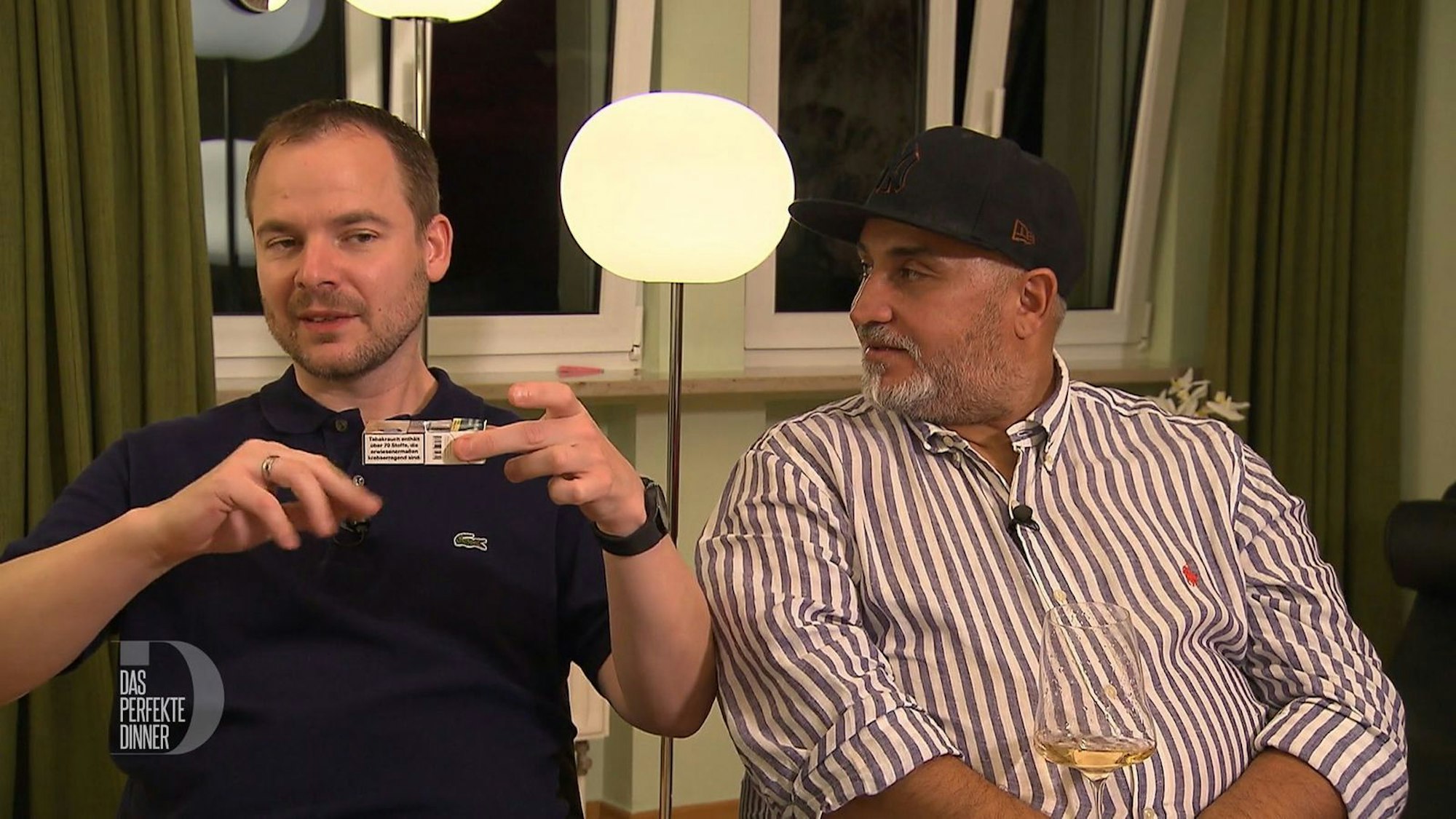 Bei „Wetten, dass ..?“ erkannte Richi (links) vor 25 Jahren durch Schütteln, wie viele Zigaretten noch in der Schachtel waren.
(Bild: RTL)