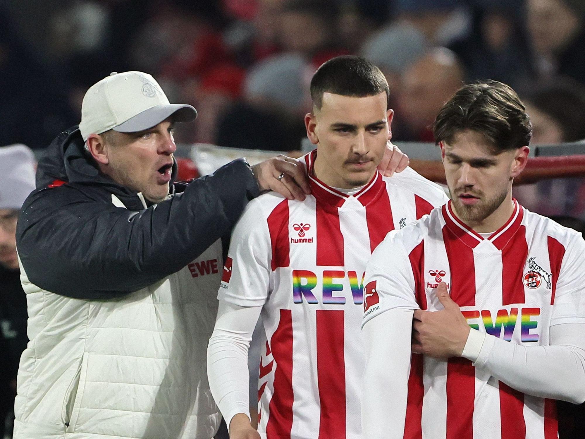 Lukas Kwasniok fasst Said El Mala von hinten an die Schulter.