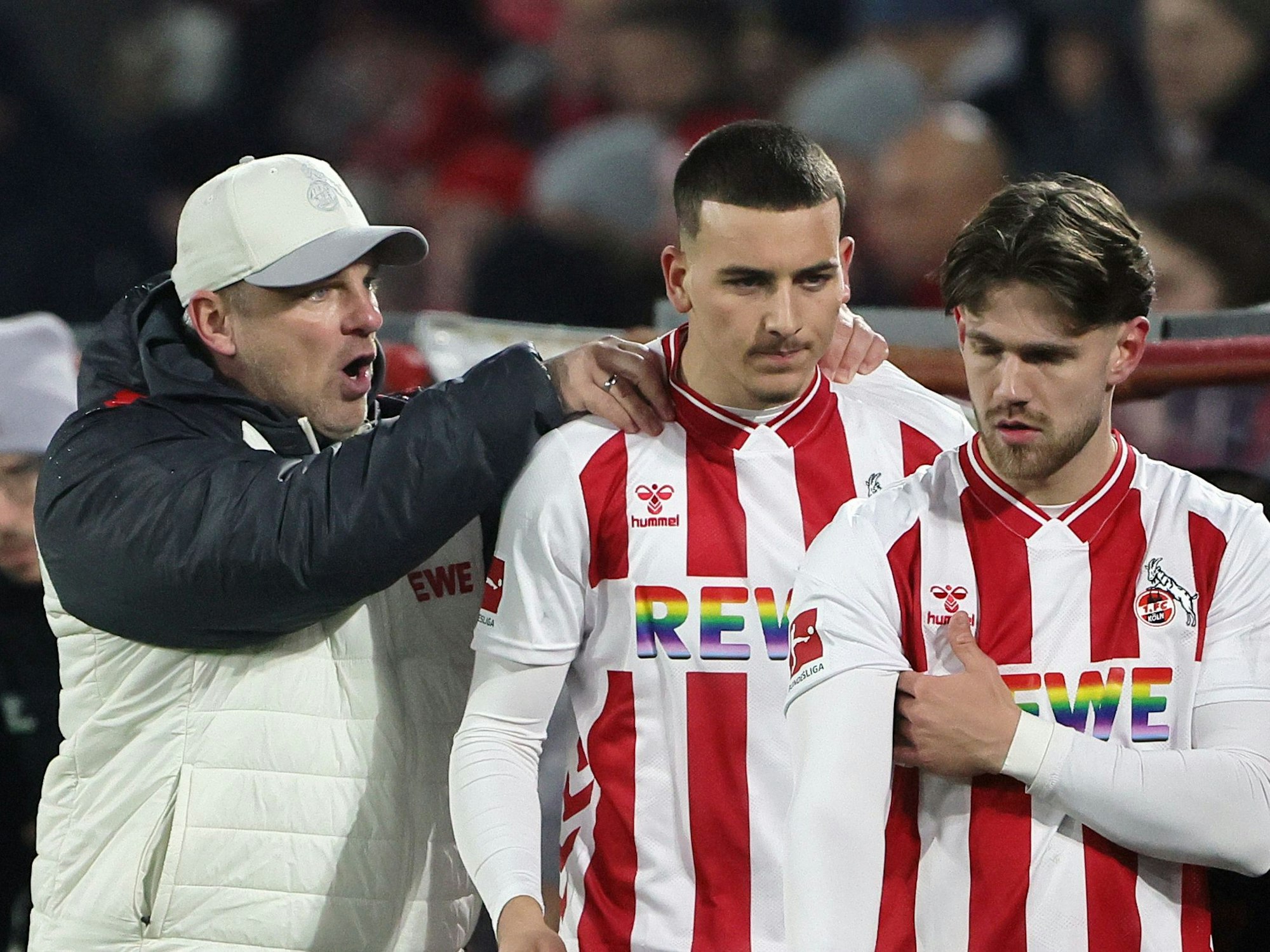 Lukas Kwasniok fasst Said El Mala von hinten an die Schulter.