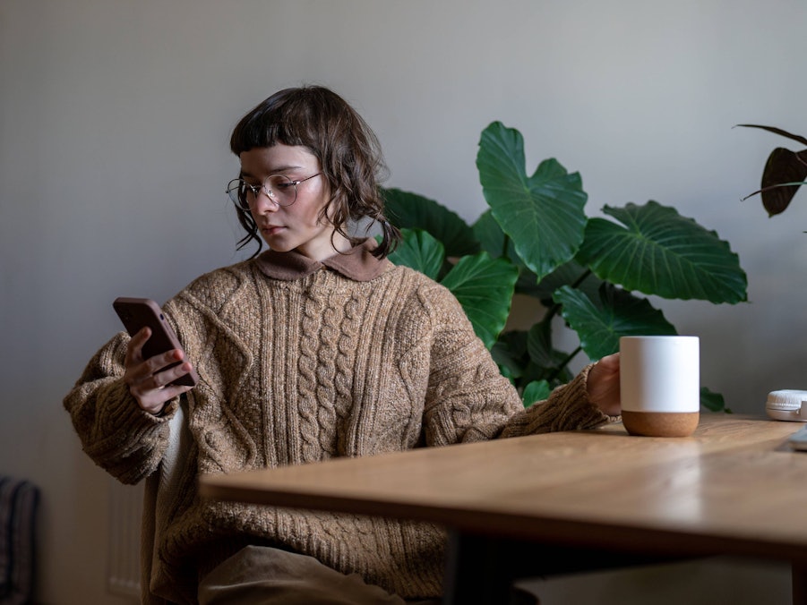 Jugendliche mit Smartphone und Social Media