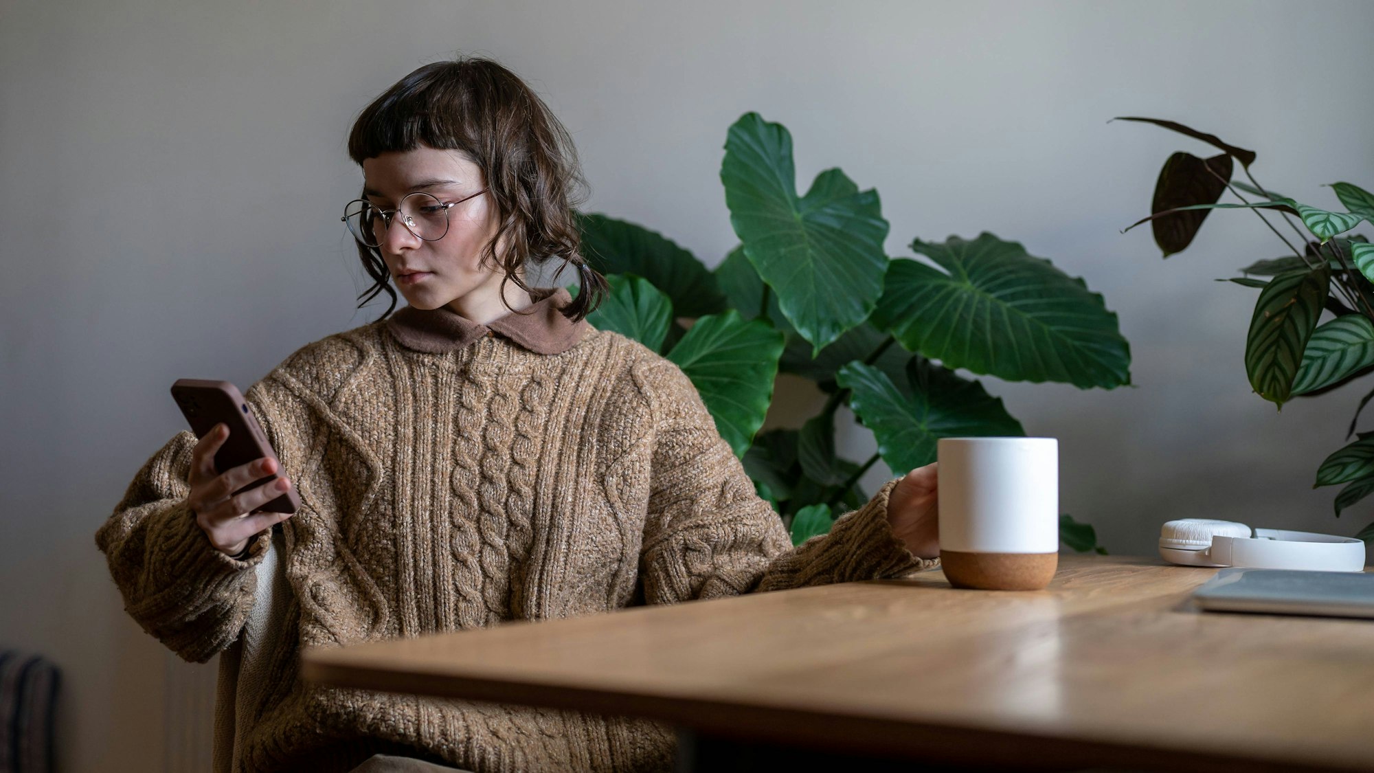 Jugendliche mit Smartphone und Social Media