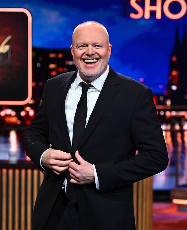 Stefan Raab steht im Studio seiner RTL-Show.