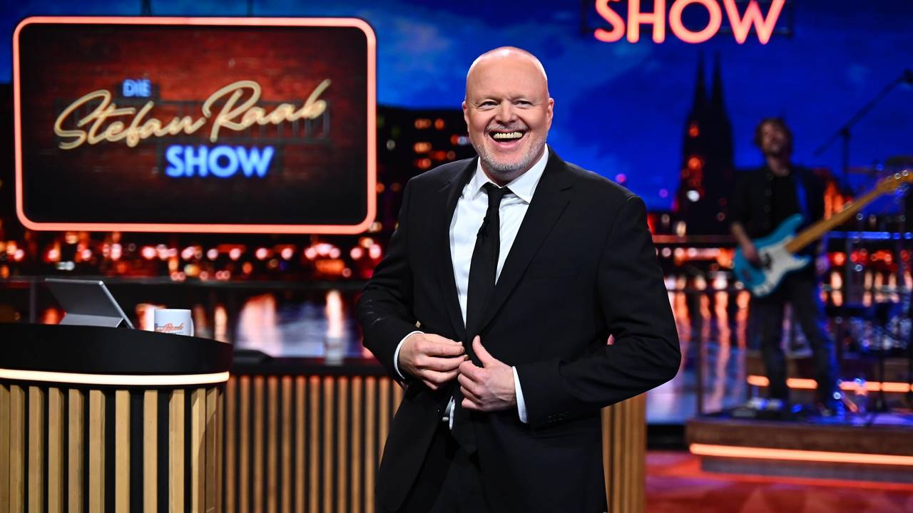 Stefan Raab steht im Studio seiner RTL-Show.