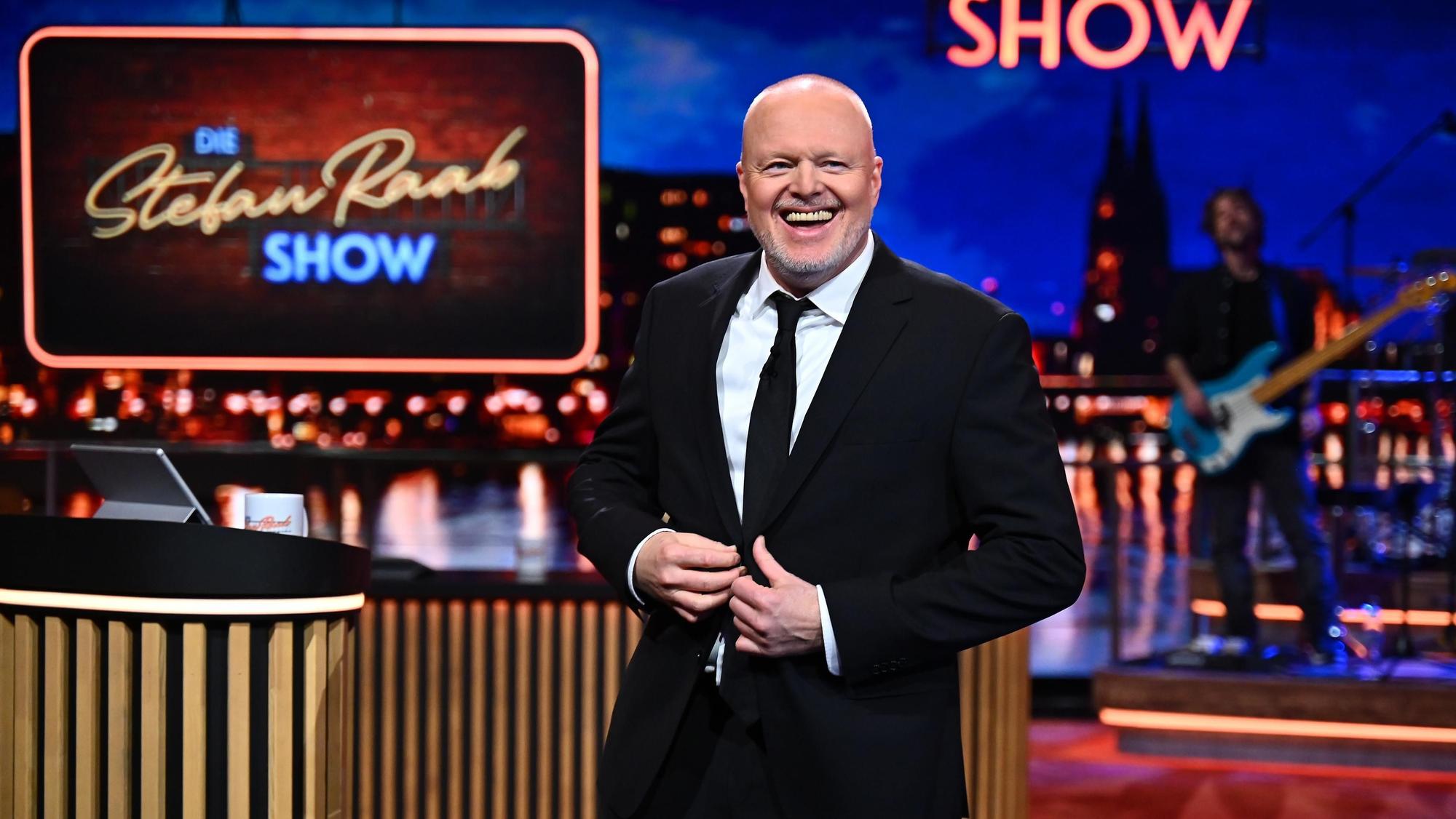 Stefan Raab steht im Studio seiner RTL-Show.