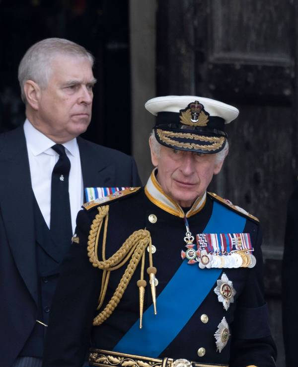 König Charles III. und Prinz Andrew gehen hintereinander.