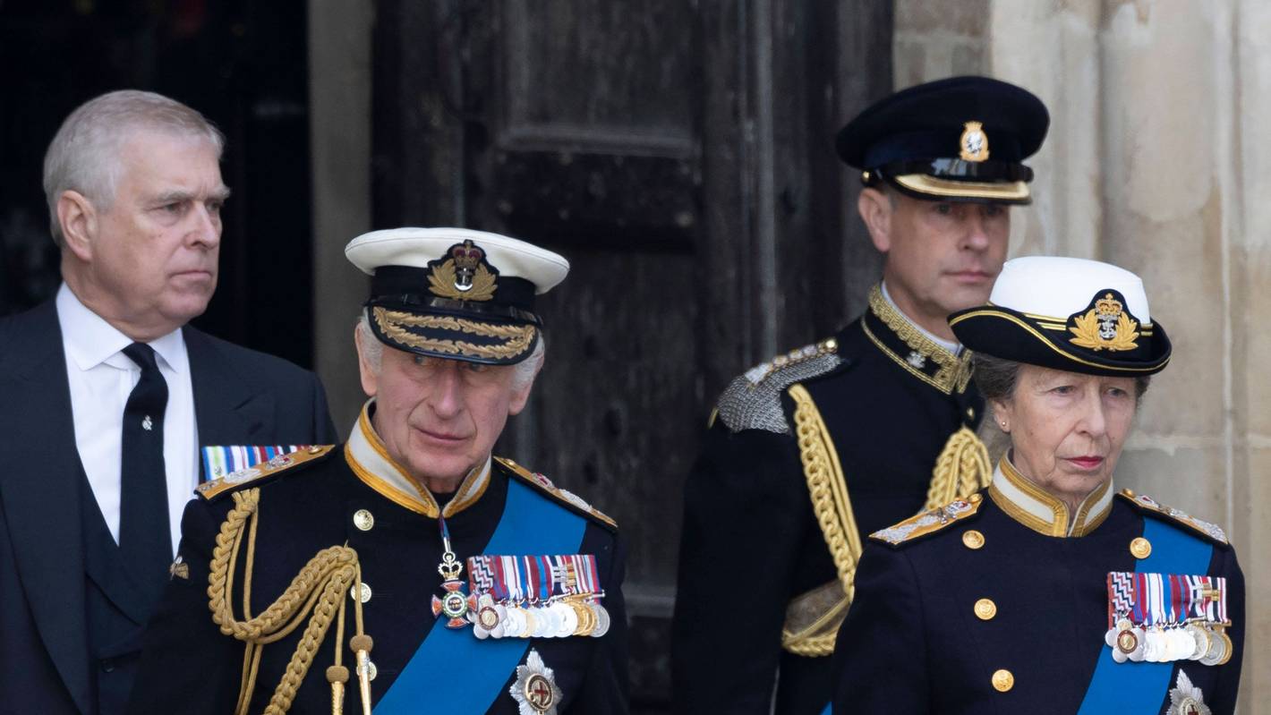 König Charles III. und Prinz Andrew gehen hintereinander.