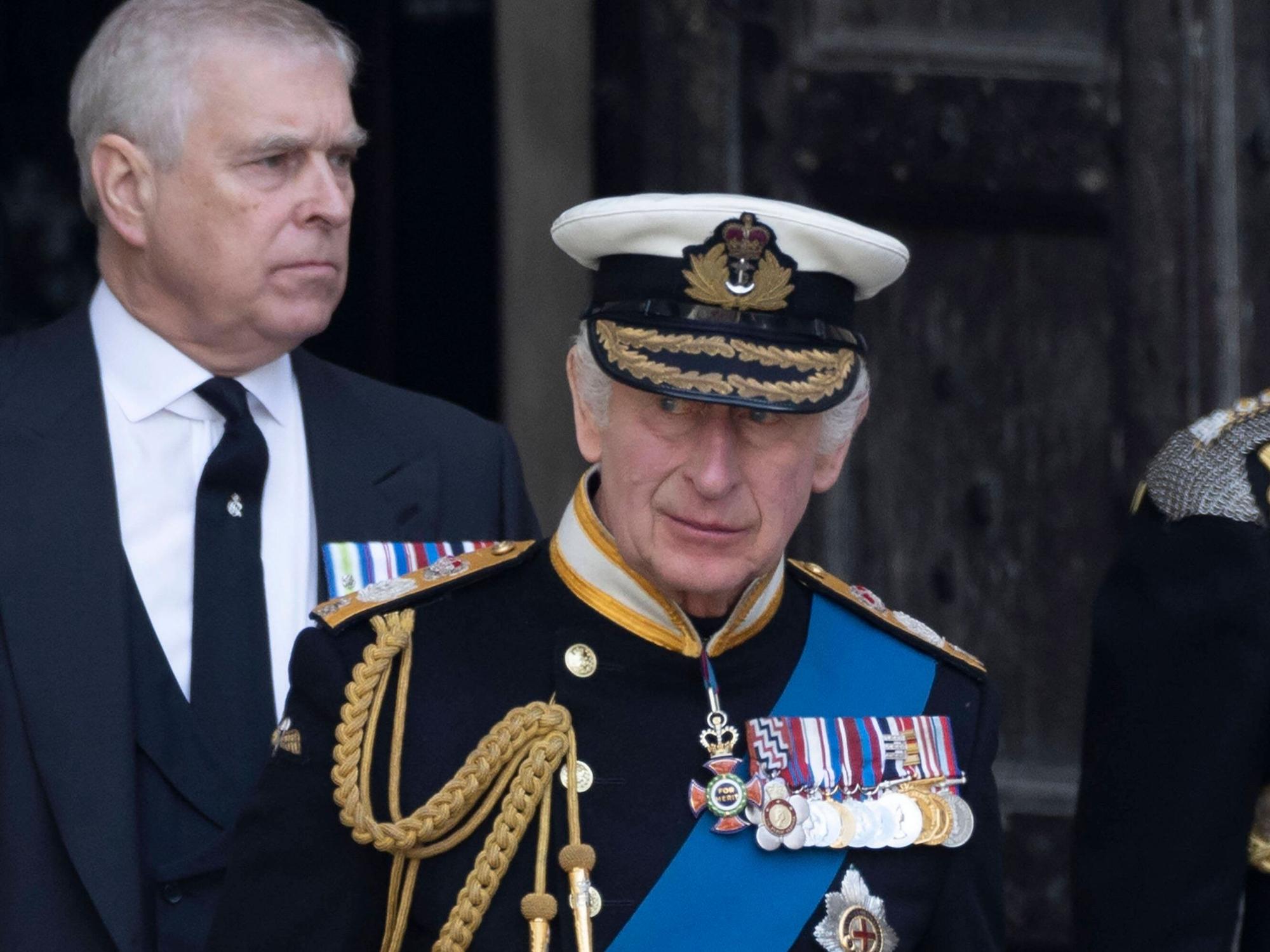 König Charles III. und Prinz Andrew gehen hintereinander.