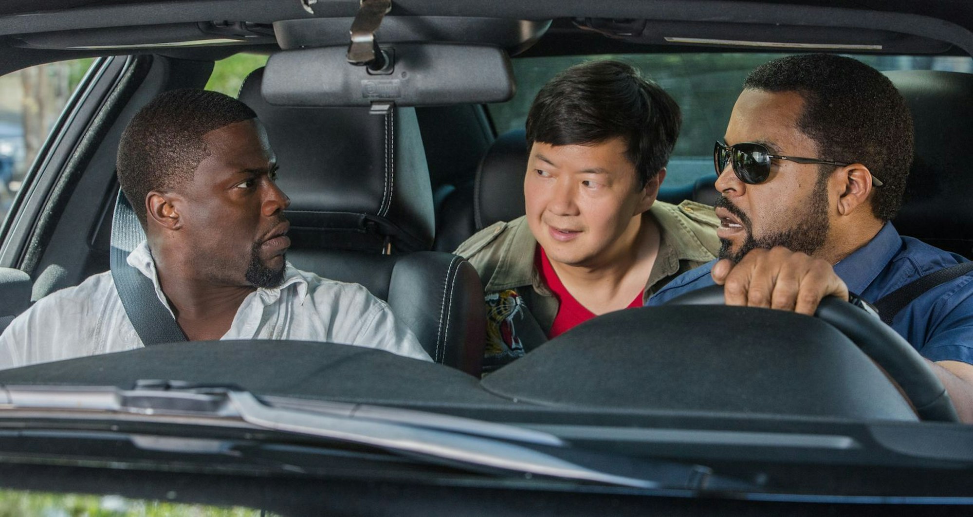 Der chaotische Computerhacker A.J. (Ken Jeong, Mitte) hilft den noch nicht ganz verschwägerten Cop-Kollegen Ben (Kevin Hart, links) und James (Ice Cube) bei ihren Ermittlungen. (Bild: Universal / Quantrell D. Colbert)