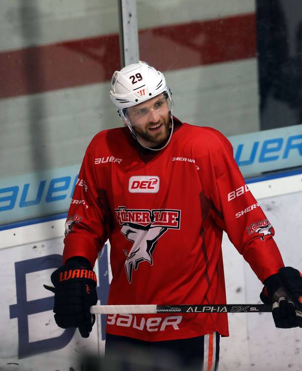 Leon Draisaitl als Gast beim KEC-Training in Haie-Montur.