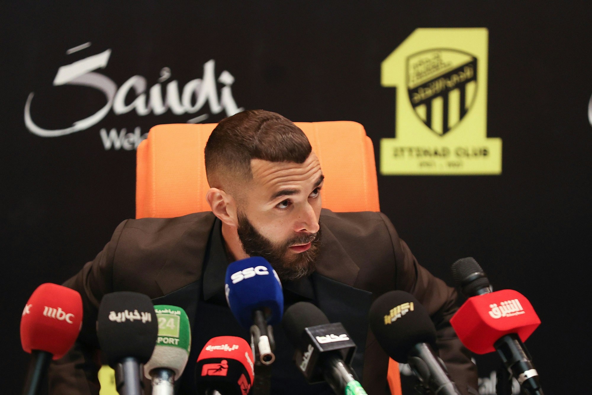 Karim Benzema sitzt auf einer Pressekonferenz seines Ex-Vereins Al-Ittihad.