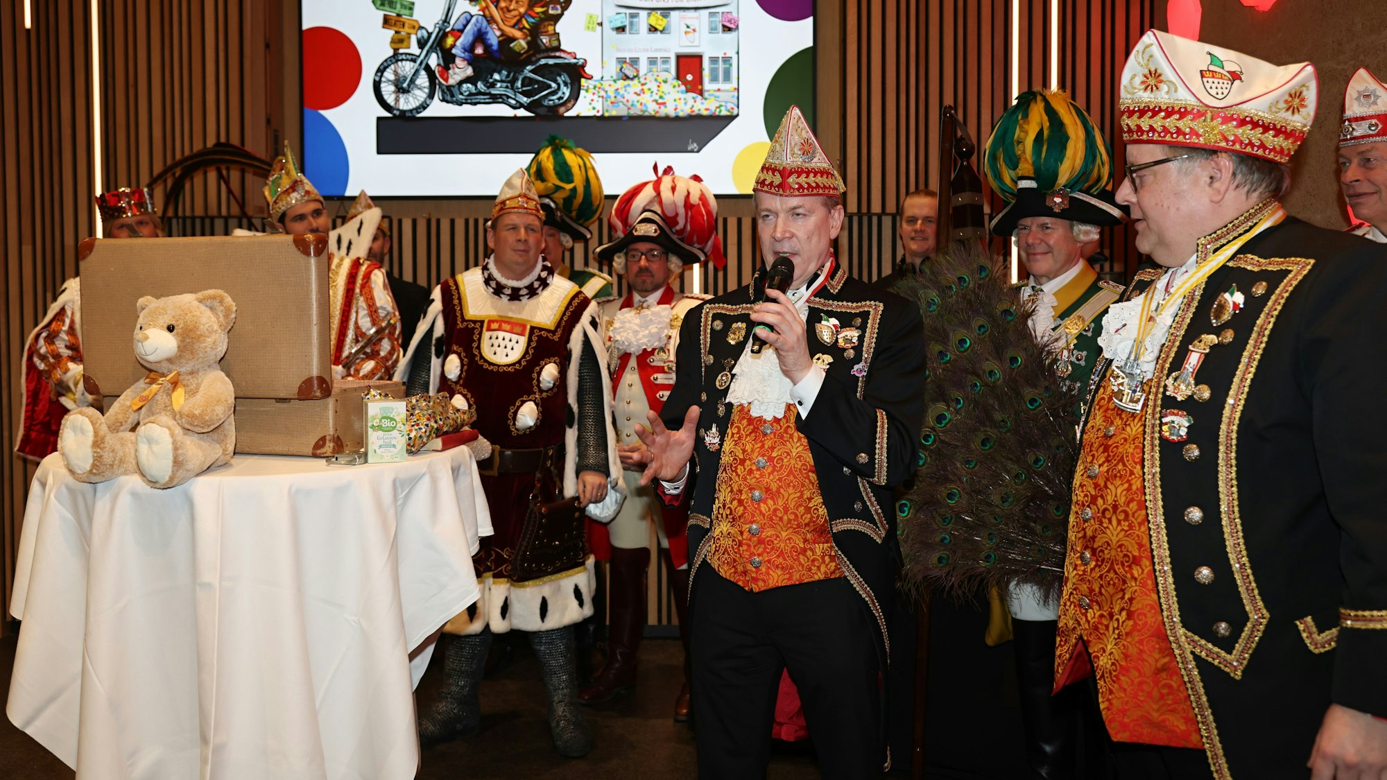 Christoph Kuckelkorn überreicht Lutz Schade einen Koffer.