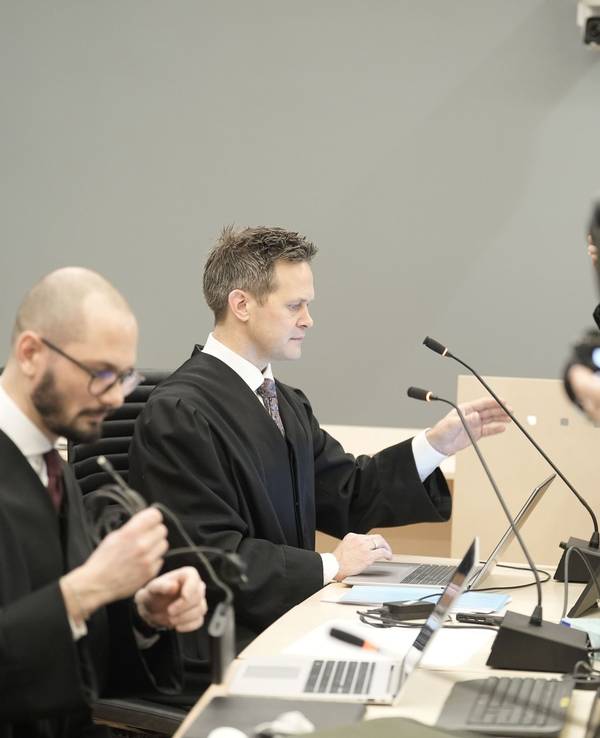 Staatsanwalt Sturla Henriksbø und Ermittlungsleiter Andreas Kruszewski werden von Presseleuten fotografiert und gefilmt.