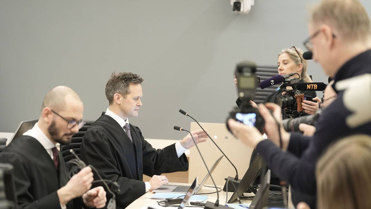 Staatsanwalt Sturla Henriksbø und Ermittlungsleiter Andreas Kruszewski werden von Presseleuten fotografiert und gefilmt.