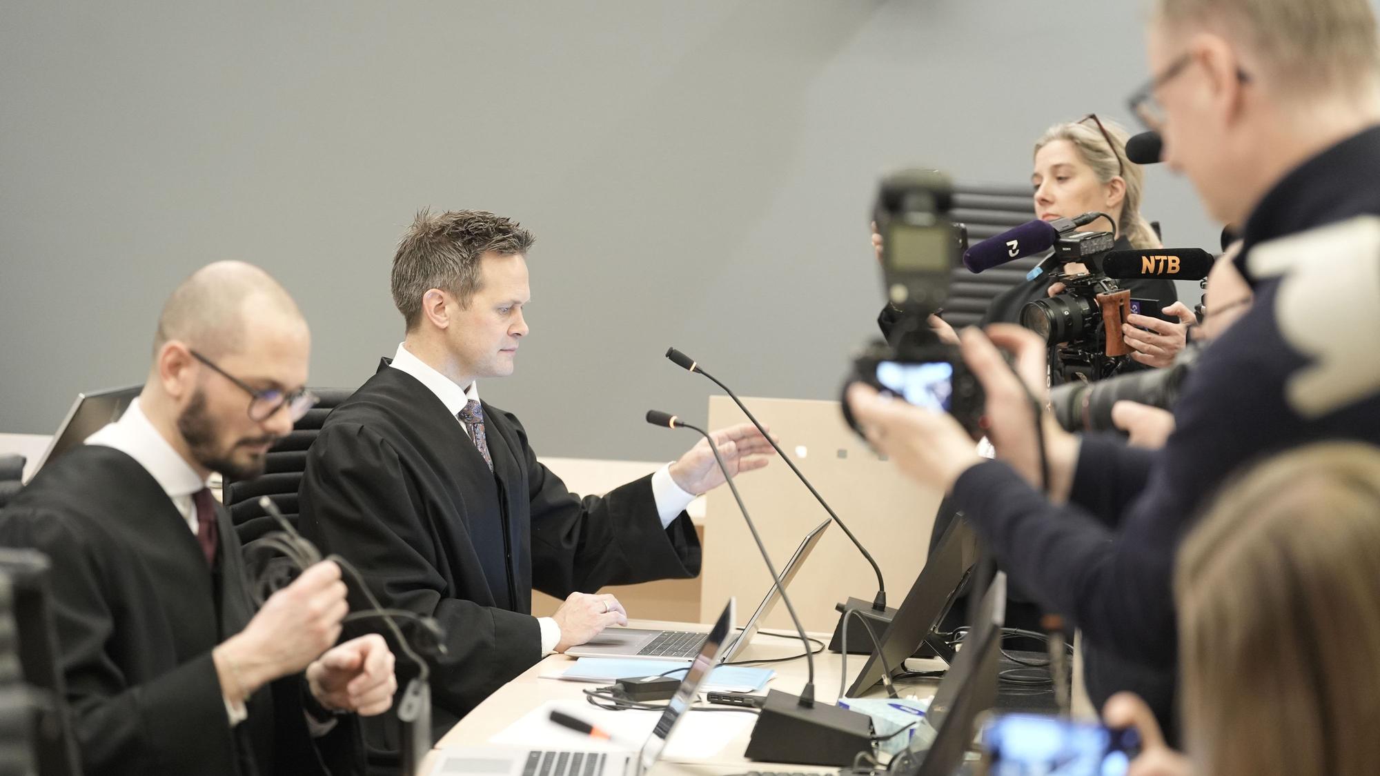 Staatsanwalt Sturla Henriksbø und Ermittlungsleiter Andreas Kruszewski werden von Presseleuten fotografiert und gefilmt.