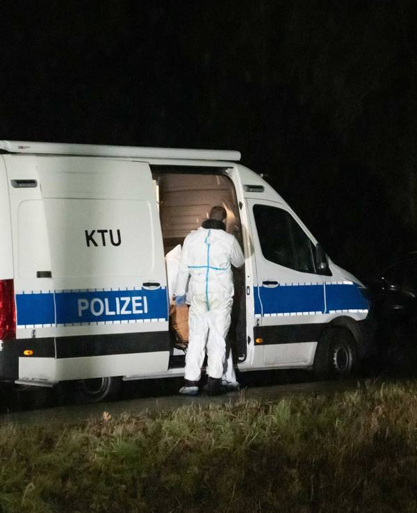Einsatzkräfte arbeiten Ende Januar an einem Waldgebiet. In Dormagen ist die Leiche eines Jugendlichen gefunden worden.