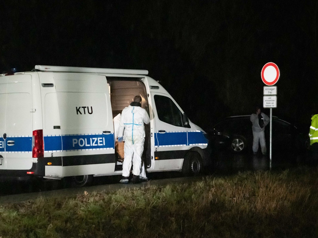 Einsatzkräfte arbeiten Ende Januar an einem Waldgebiet. In Dormagen ist die Leiche eines Jugendlichen gefunden worden.