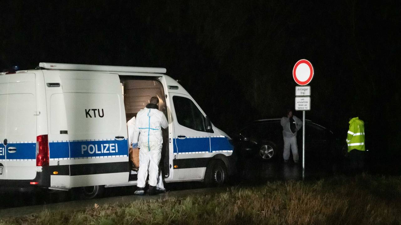 Einsatzkräfte arbeiten Ende Januar an einem Waldgebiet. In Dormagen ist die Leiche eines Jugendlichen gefunden worden.