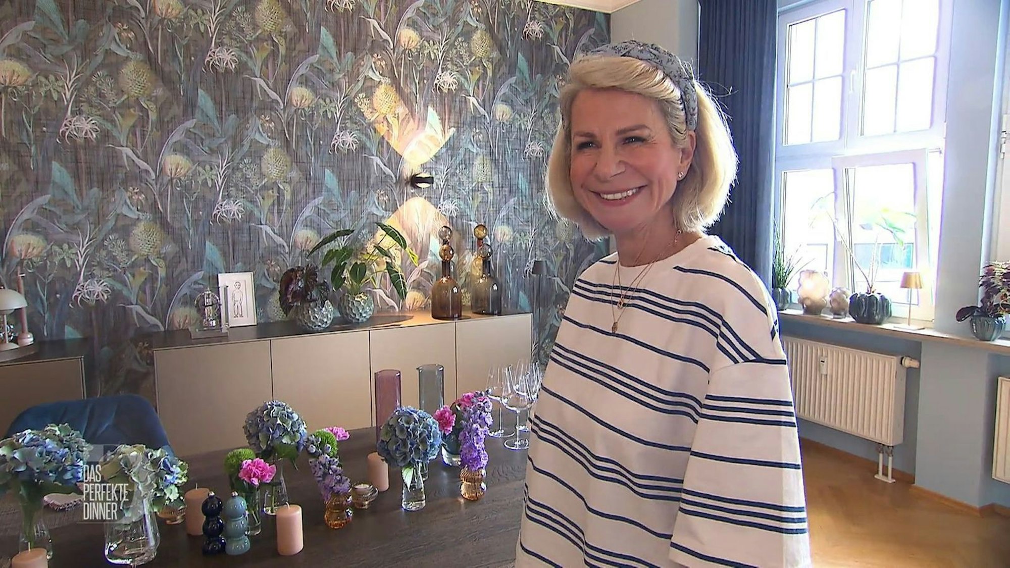 Martina hat ein Händchen für stilvolle Dekoration, deshalb passt der gedeckte Tisch zur Zimmerwand.
(Bild: RTL)