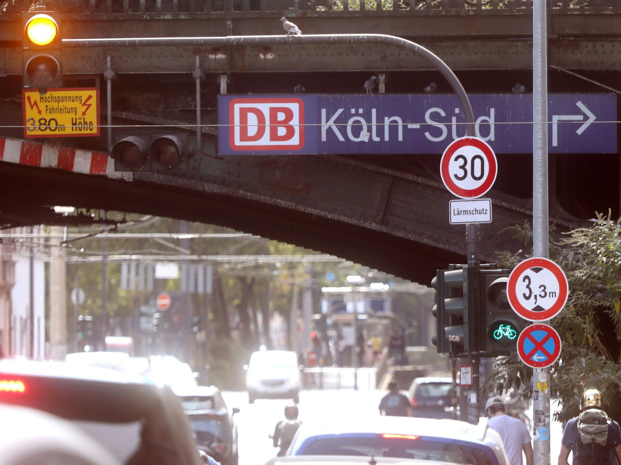 Der Bahnübergang an der Luxemburger Straße soll abgerissen und neu errichtet werden. Für die 17-monatige Vollsperrung ab Januar 2028 fordert der VCD bessere Alternativen für Reisende zwischen Köln und Bonn.