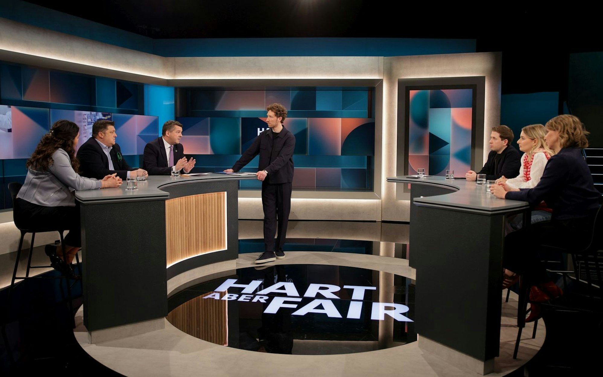 Louis Klamroth (Mitte) diskutierte mit seinen Gästen zum Thema: „Kein Aufschwung, Jobs in Gefahr: Wer muss jetzt mehr leisten?“ (Bild: WDR / Dirk Borm)