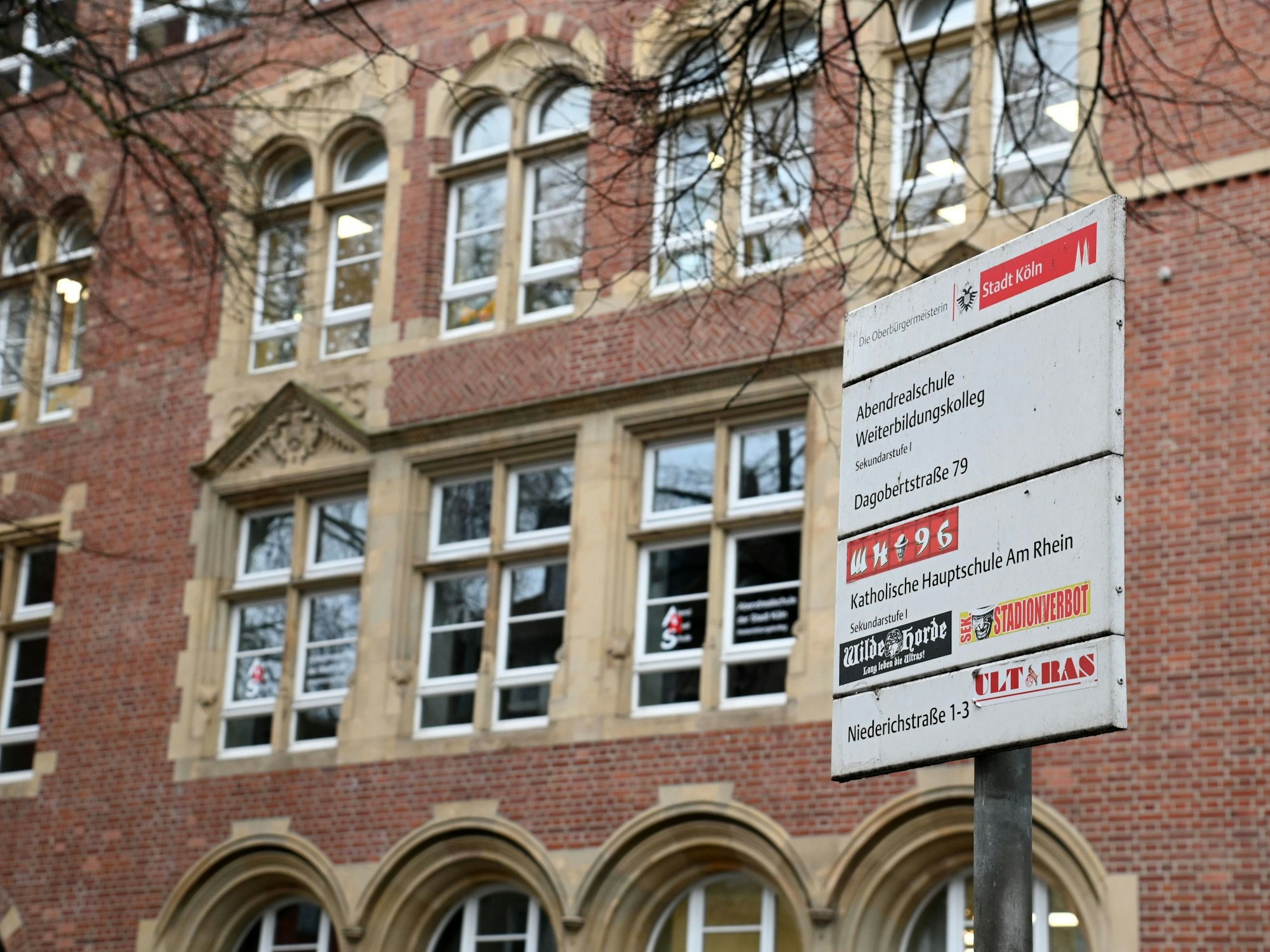Das Gebäude der Katholischen Hauptschule am Rhein in der Niederichstraße