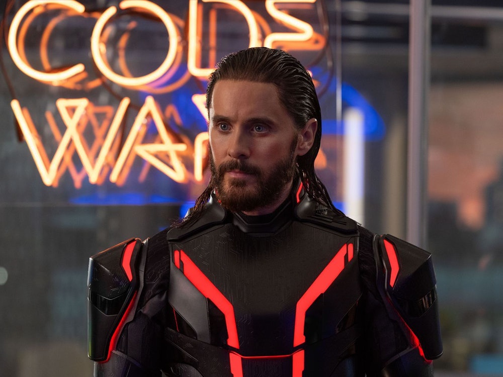 Jared Leto verkörpert in „Tron: Ares“ einen scheinbar unbesiegbaren KI-Soldaten. (Bild: Leonine/2026 Disney/Leah Gallo)