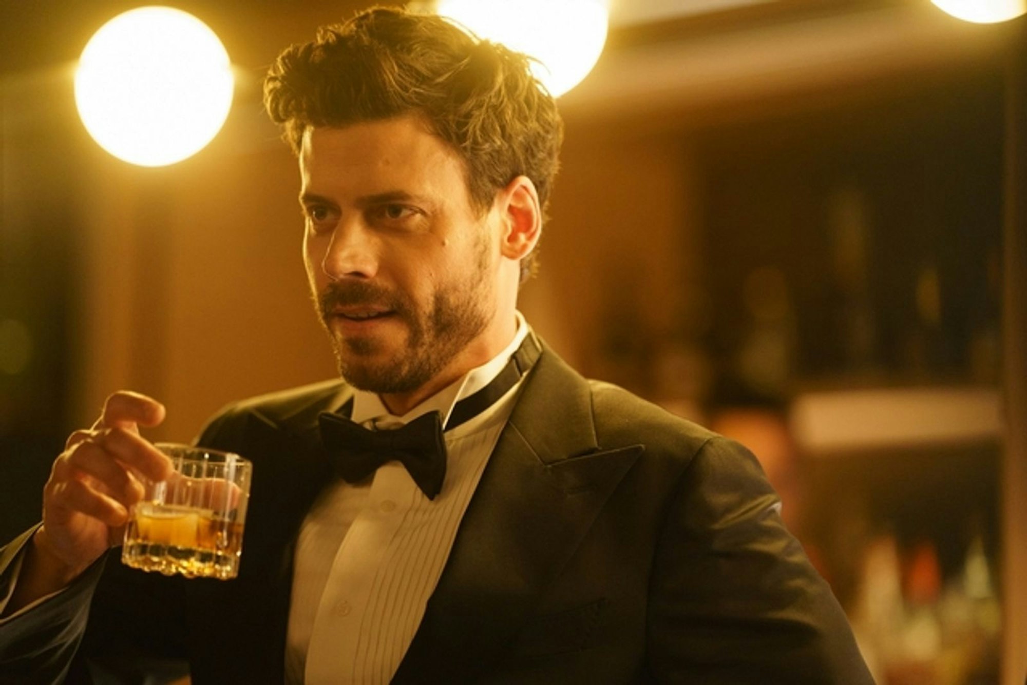 Team-Captain Scott Hunter (François Arnaud) szeckt ebenfalls in einer Beziehung, die ihn vor eine folgenschwere Entscheidung stellt (Bild: Sabrina Lantos/HBO Max )