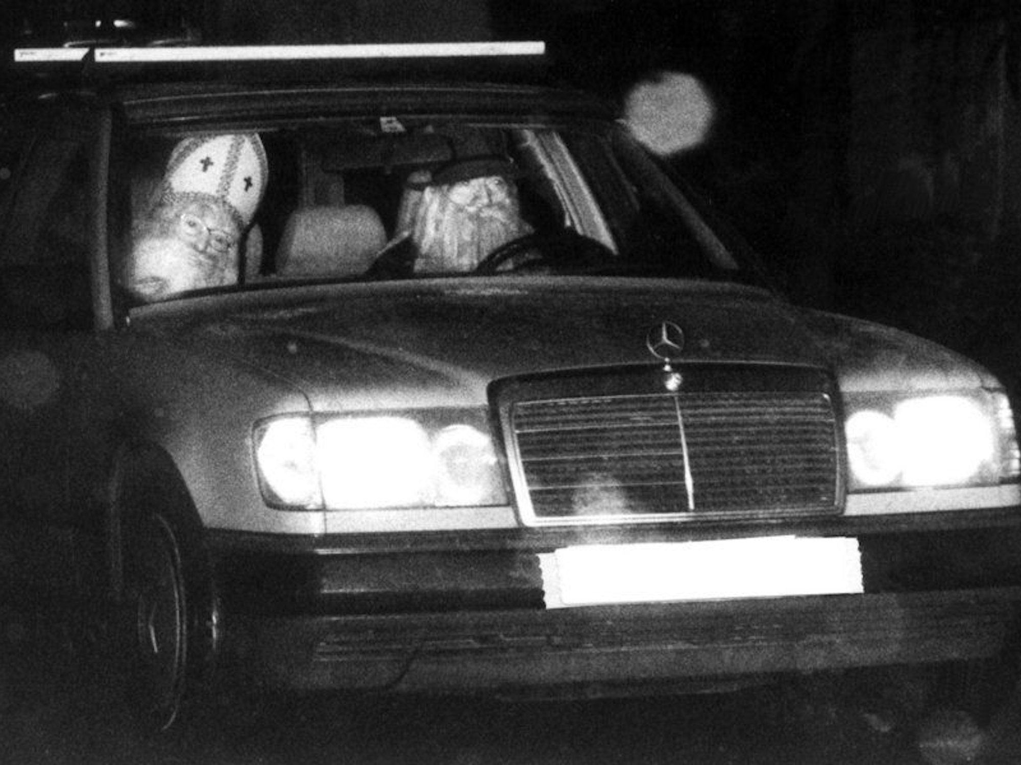 In einem Fahrzeug sitzen zwei Männer