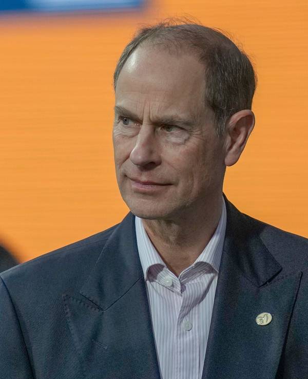 Prinz Edward schaut ernst.