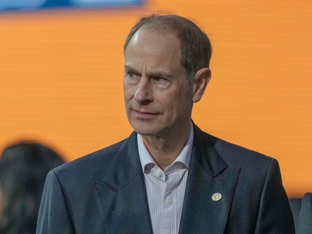 Prinz Edward schaut ernst.