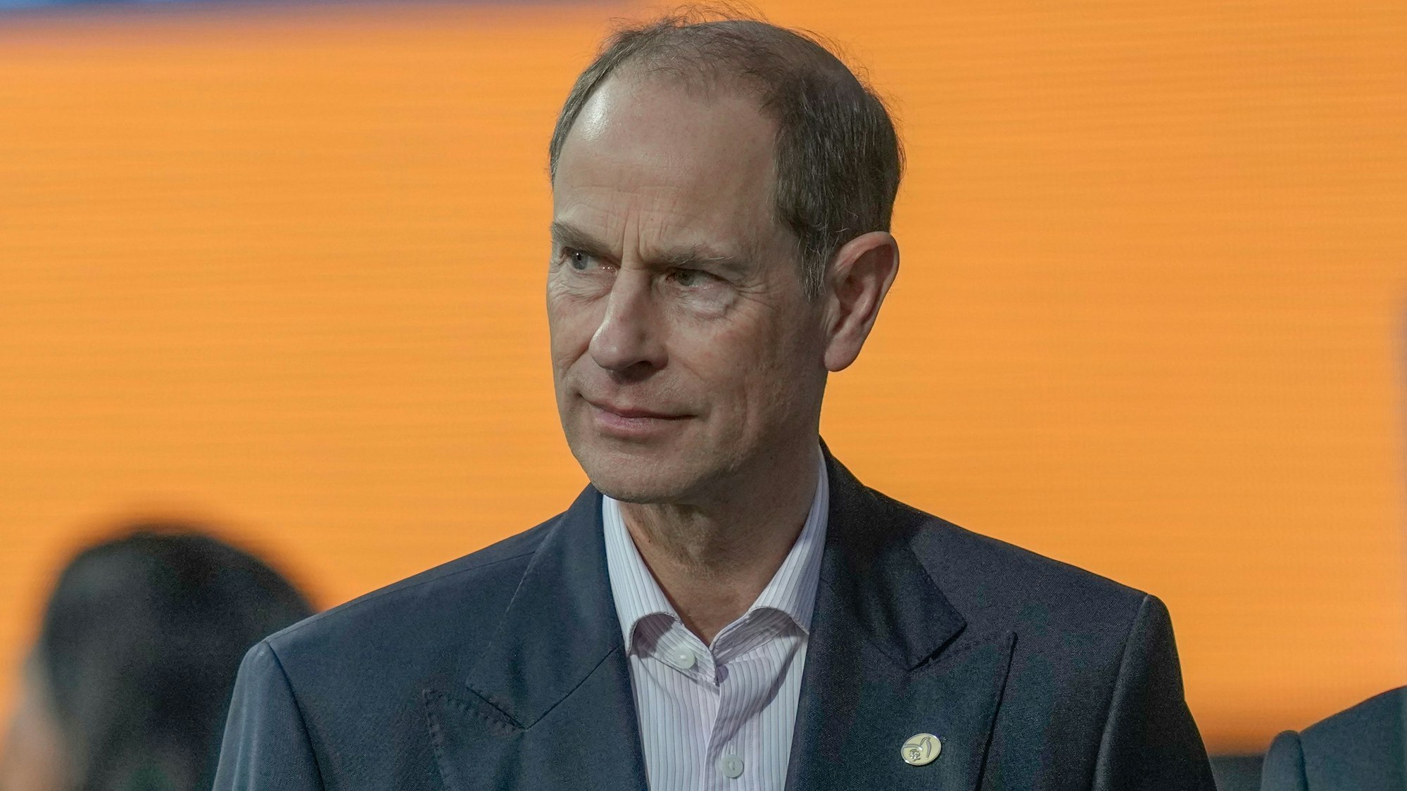 Prinz Edward schaut ernst.