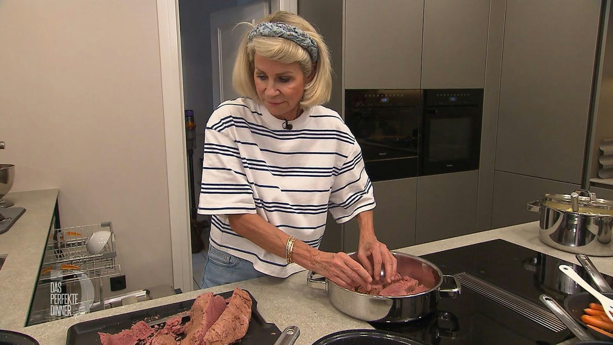 Fleisch zu weich: Der gepökelte Tafelspitz zerfällt fast von selbst.
(Bild: RTL)