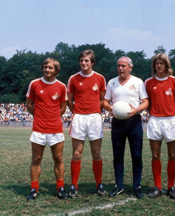 Roger van Gool, Ferdinand Rohde, Trainer Hennes Weisweiler, Klaus Kösling, Preben Elkjaer Larsen (v.l.n.r.) posieren für die Fotografen vor der Saison 1976/77.