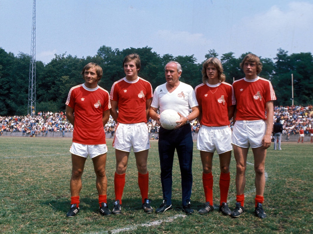 Roger van Gool, Ferdinand Rohde, Trainer Hennes Weisweiler, Klaus Kösling, Preben Elkjaer Larsen (v.l.n.r.) posieren für die Fotografen vor der Saison 1976/77.