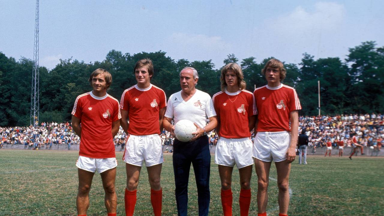 Roger van Gool, Ferdinand Rohde, Trainer Hennes Weisweiler, Klaus Kösling, Preben Elkjaer Larsen (v.l.n.r.) posieren für die Fotografen vor der Saison 1976/77.