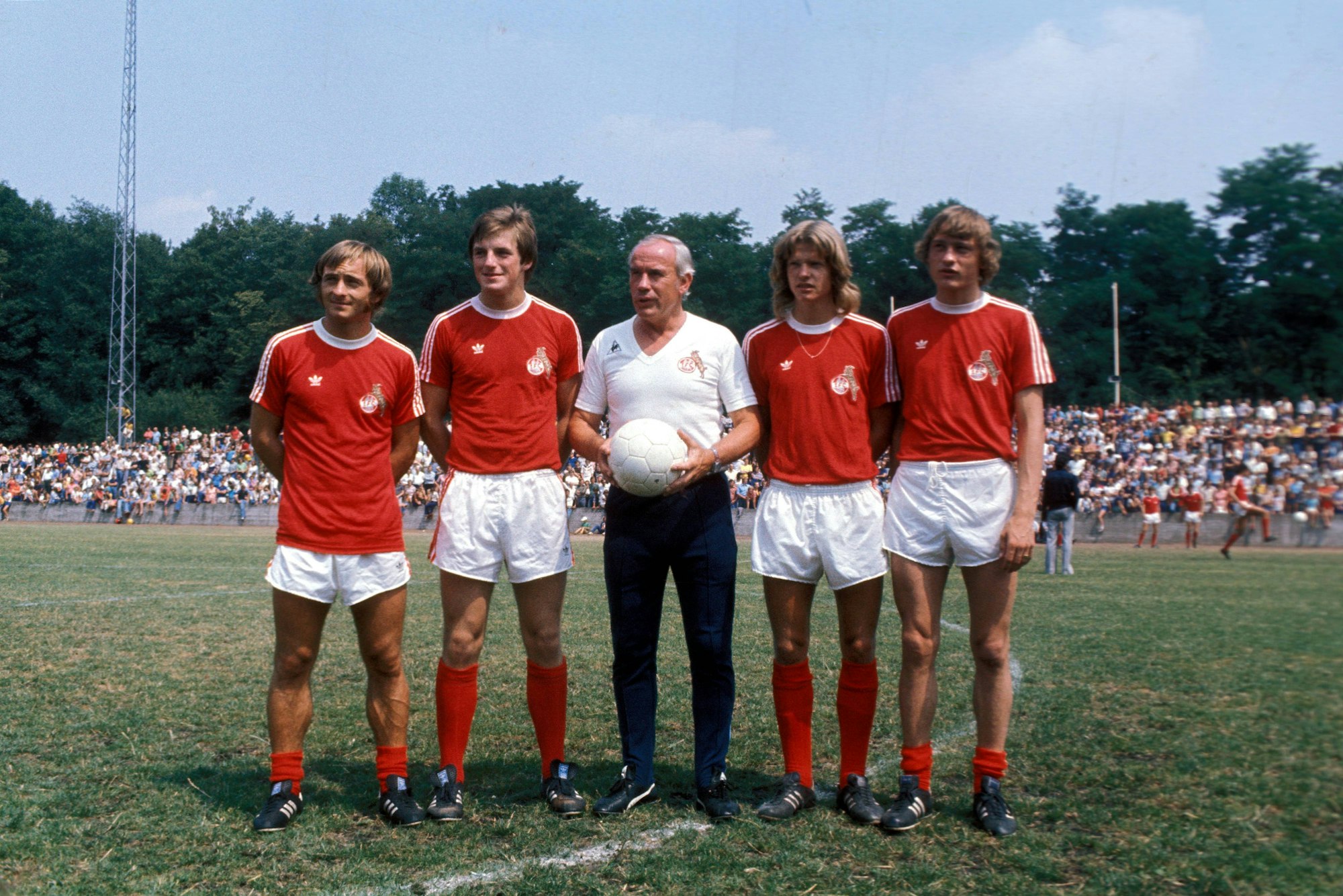 Roger van Gool, Ferdinand Rohde, Trainer Hennes Weisweiler, Klaus Kösling, Preben Elkjaer Larsen (v.l.n.r.) posieren für die Fotografen vor der Saison 1976/77.