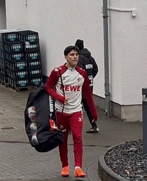 Felipe Chávez kommt mit einem Bällesack zum Training.