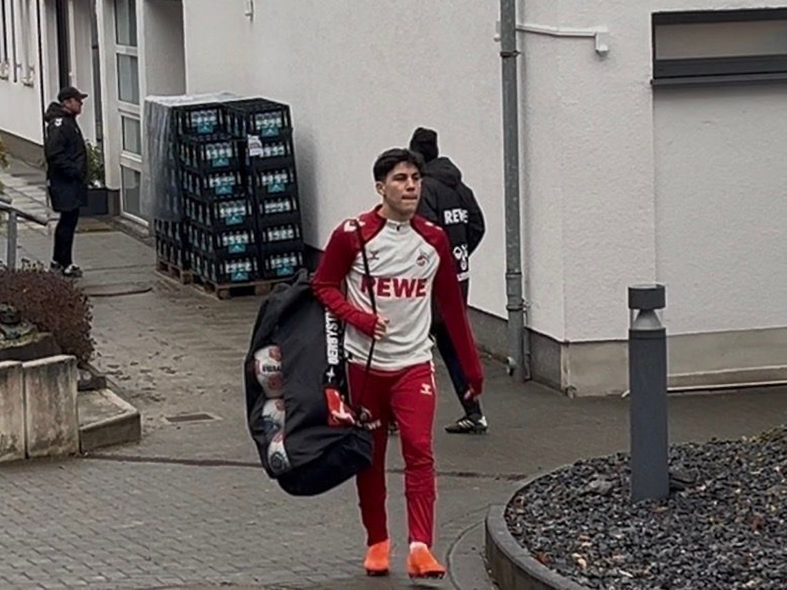 Felipe Chavez kommt mit einem Bällesack zum Training.