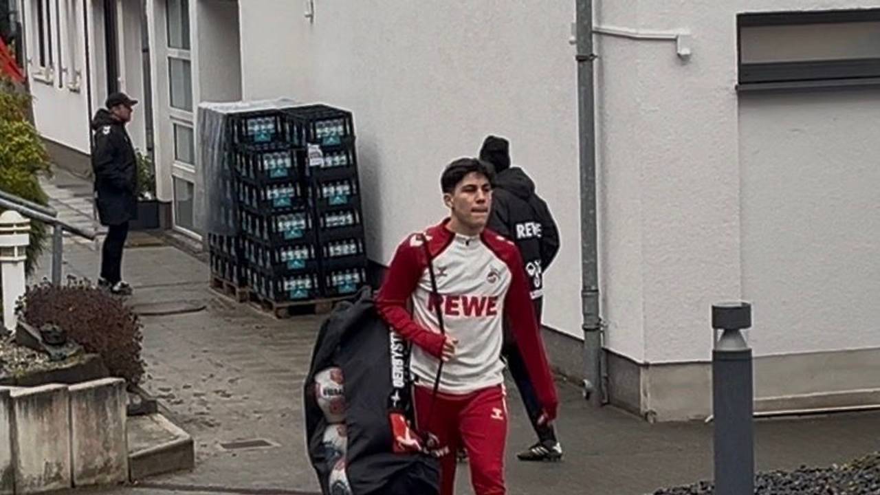 Felipe Chávez kommt mit einem Bällesack zum Training.