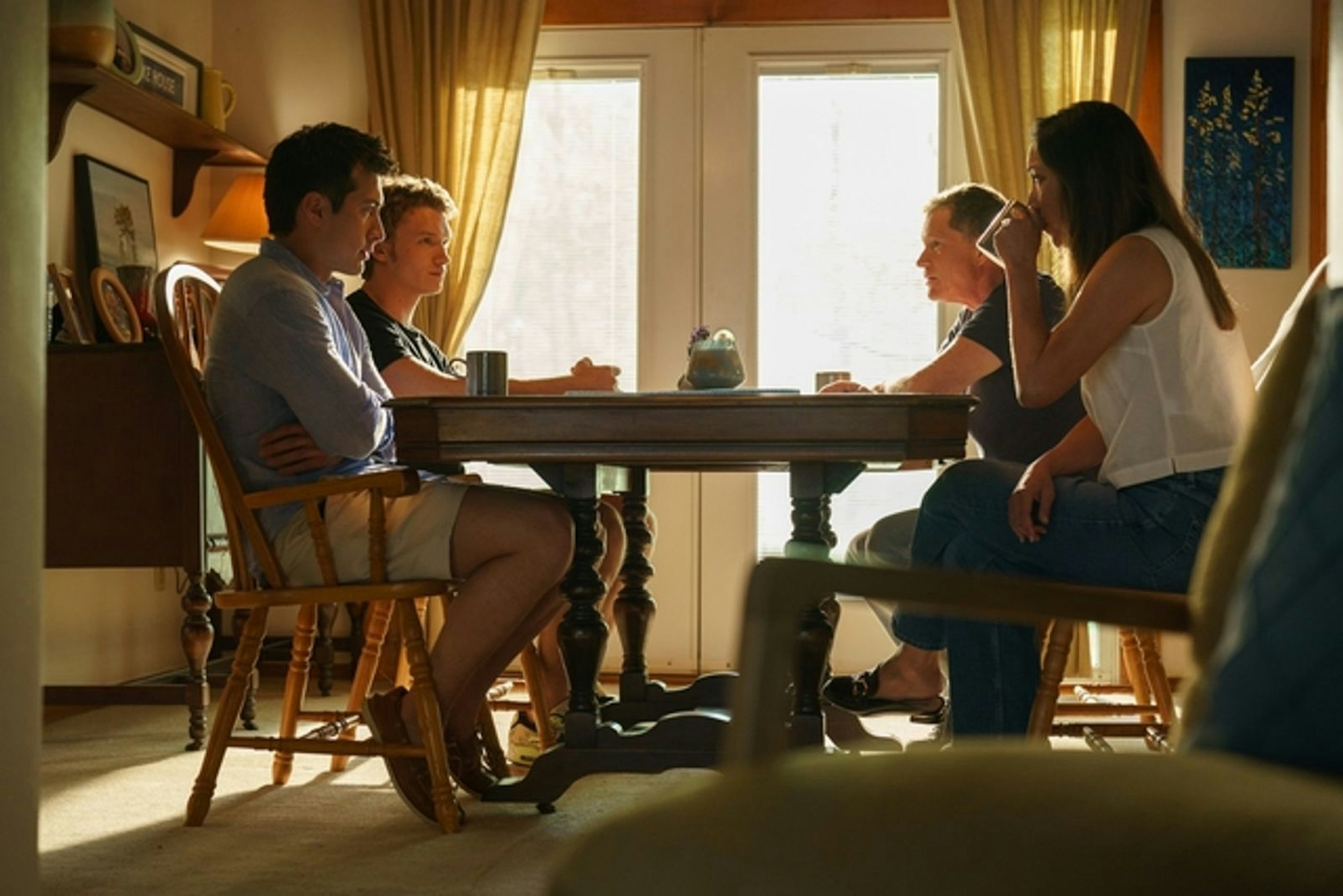 Karten auf den Tisch: Shane (Hudson Williams) und Connor Storrie (beide links) klären Shanes Eltern (Dylan Walsh, Christina Chang) über ihre Beziehung auf (Bild: Sabrina Lantos/HBO Max )