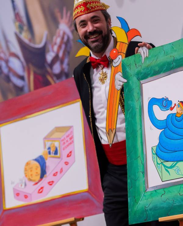 Zugleiter Marc Michelske präsentiert Skizzen für die geplanten Motivwagen zum Rosenmontagszug.